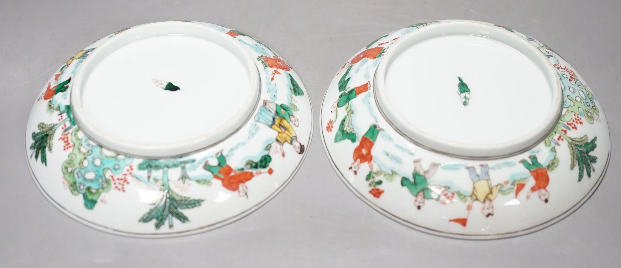 A pair of Chinese famille verte saucer dishes, 15 cms diameter.
